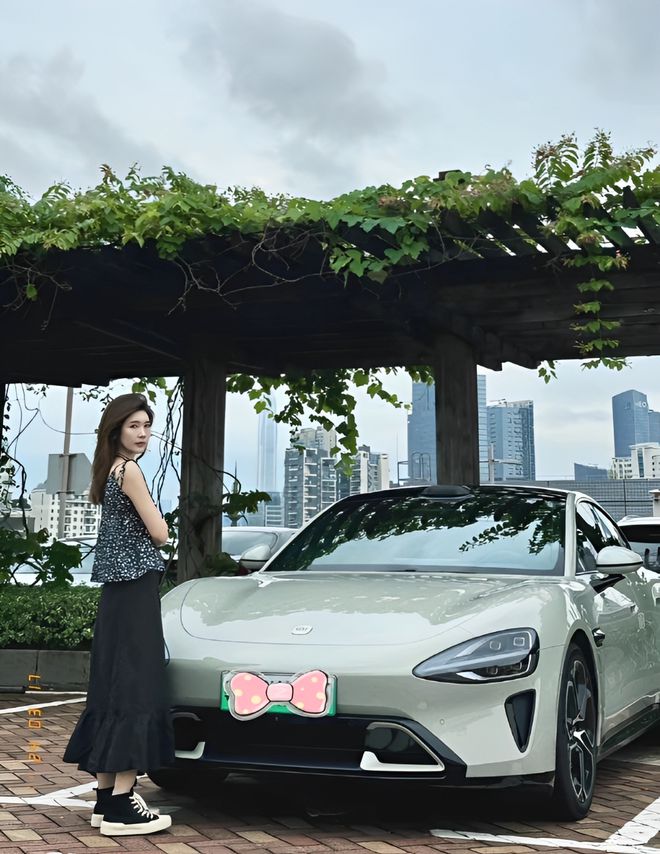 车主质量都这么高的吗？仙女也就长这样吧j9九游会(中国)网站小米SU7的美女(图3)