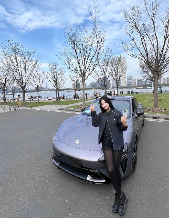 车主质量都这么高的吗？仙女也就长这样吧j9九游会(中国)网站小米SU7的美女(图6)