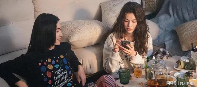 鸡奖影后宋佳用奖杯当化妆镜j9九游会真人游戏第一金(图6) 鸡奖影后宋佳用奖杯当化妆镜j9九游会真人游戏第一金(图6)