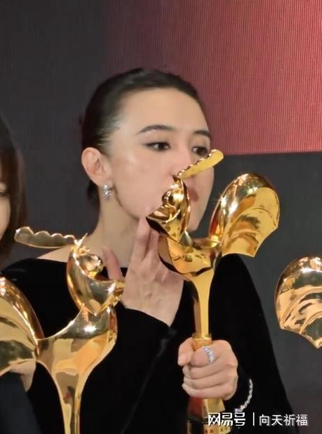 鸡奖影后宋佳用奖杯当化妆镜j9九游会真人
